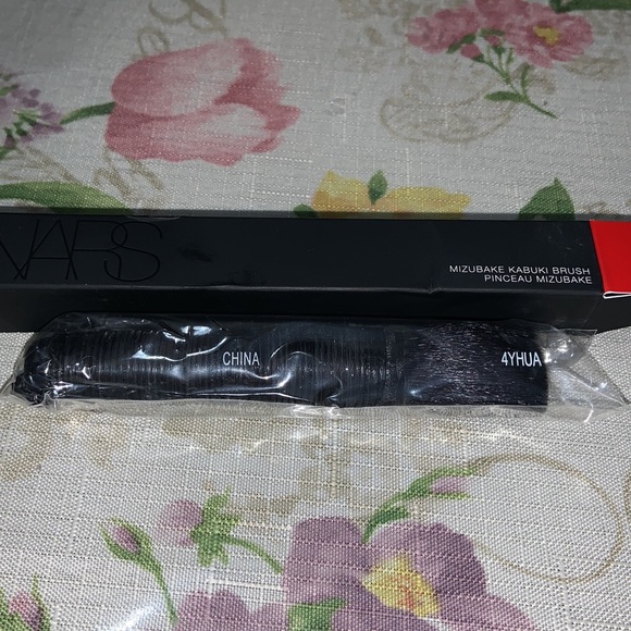 NARS Mizubake Kabuki Brush - Picture 3 of 7